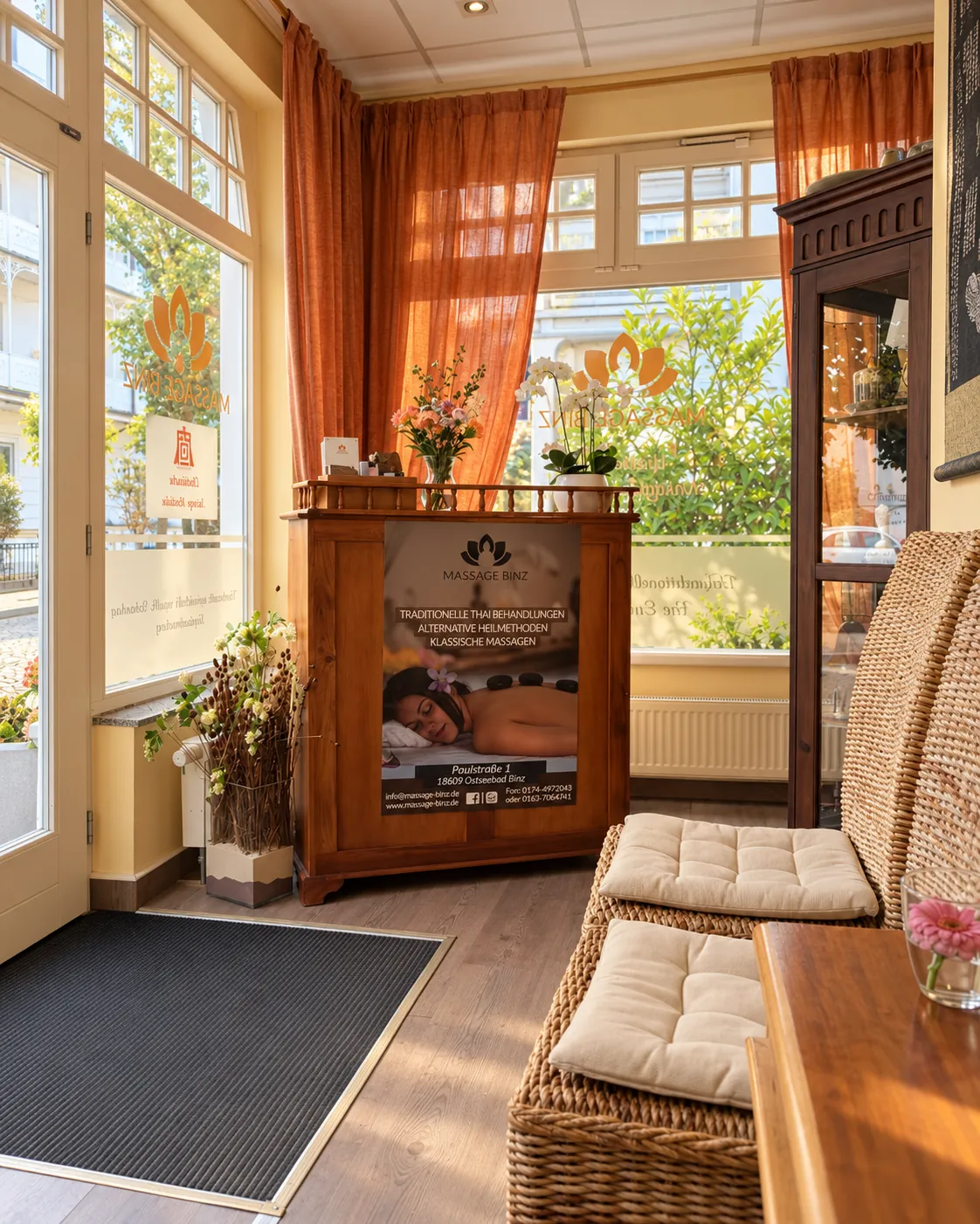 Empfang der Praxis mit Holztresen und Blick durch die Bogenfenster